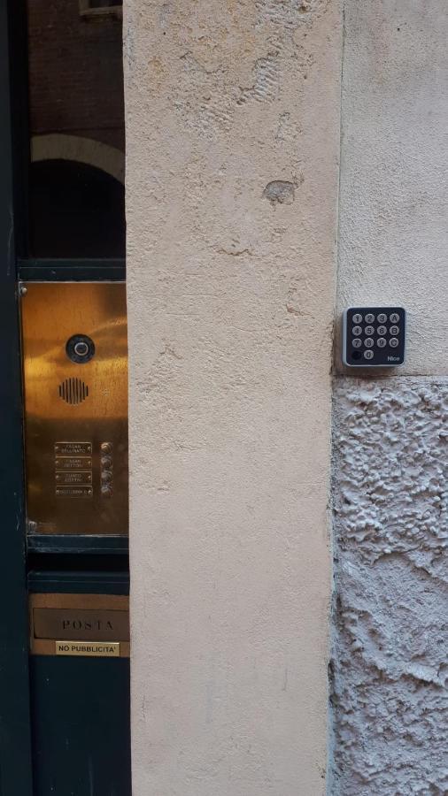 Sottoriva 12 City Center Large Apartment Verona Bagian luar foto